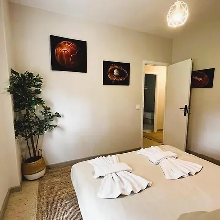 Amplio Y Luminoso Apartamento De 3 Dormitorios Con Vista Mar, A Solo 5 Min Caminando De La Playa Y Del Centro!